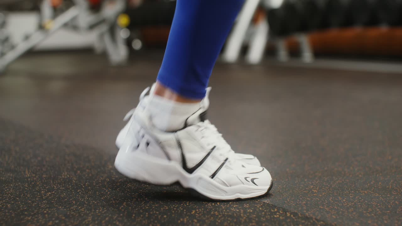 mujer saltando la cuerda en el gimnasio