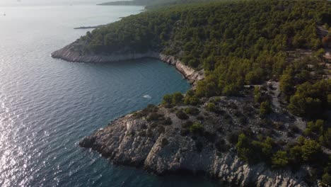 Umlaufbahn-Um-Abgelegenen-Wilden-Strand-Auf-Der-Insel-Brac,-Kroatien,-Geschossen-Und-Enthüllt-Türkisfarbene-Wellen,-Die-Auf-Die-Felsige-Küste-Treffen