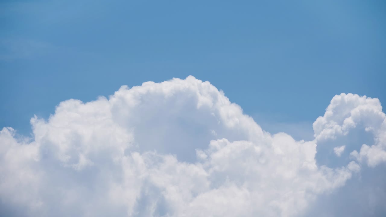 색 은 구름의 4k 빠른 시간 스 영상, 비행기가 큰 속도로 하는 동안 움직입니다.