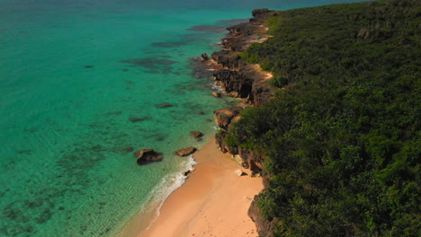 Vista-Aérea-De-Aguas-Tropicales-A-Lo-Largo-De-Una-Hermosa-Costa