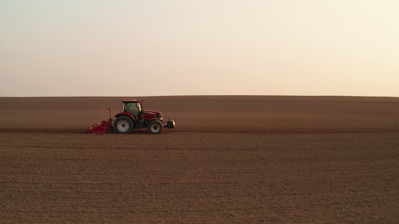 트랙터는 농경지에서 밀을 재배하기 위해 을 준비합니다.