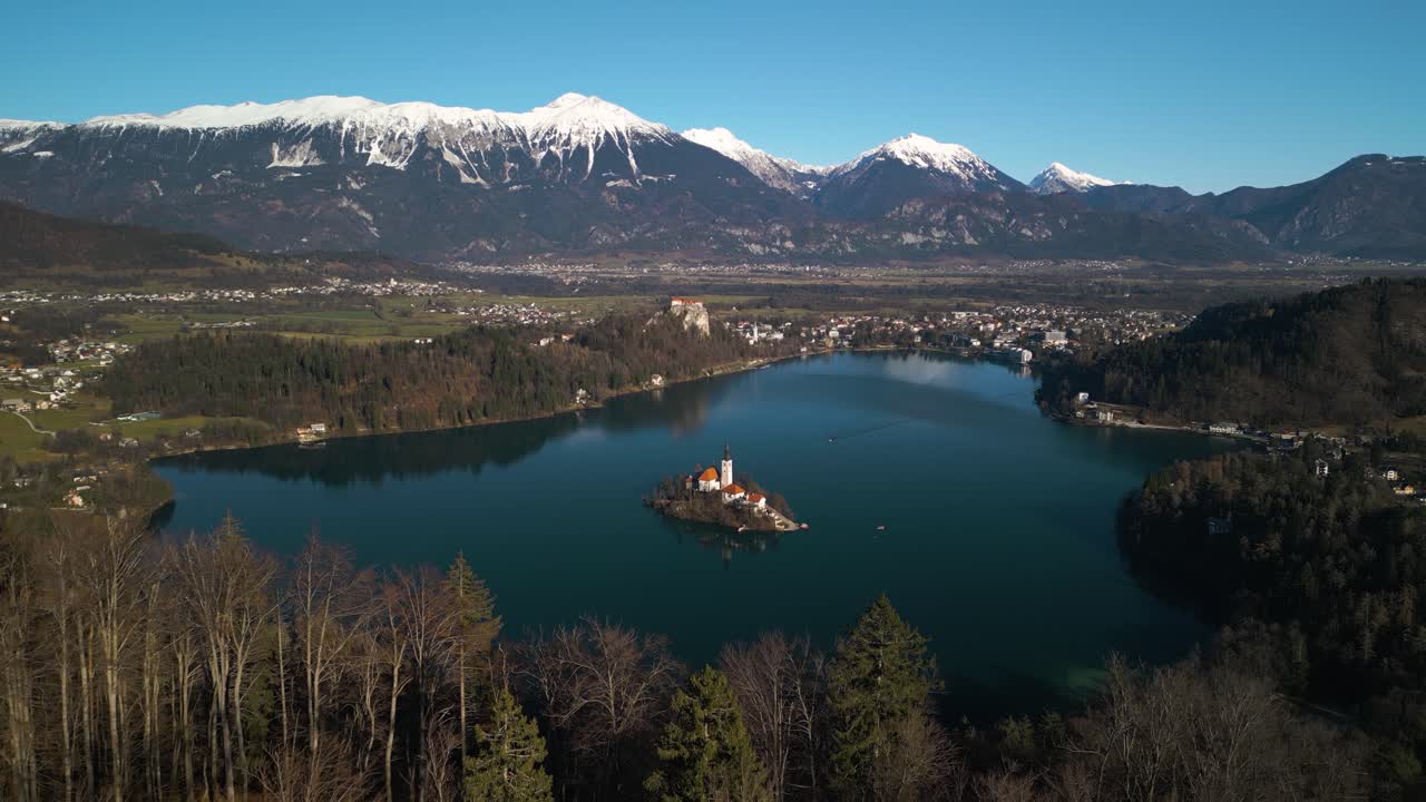 Ripresa aerea ascendente con drone rivela il bellissimo Lago di Bled, Slovenia