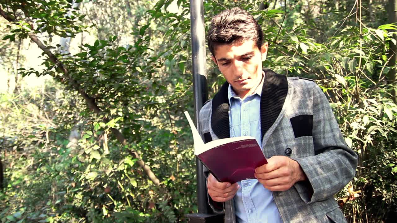 hombre de negocios leyendo un libro