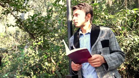 hombre de negocios leyendo un libro
