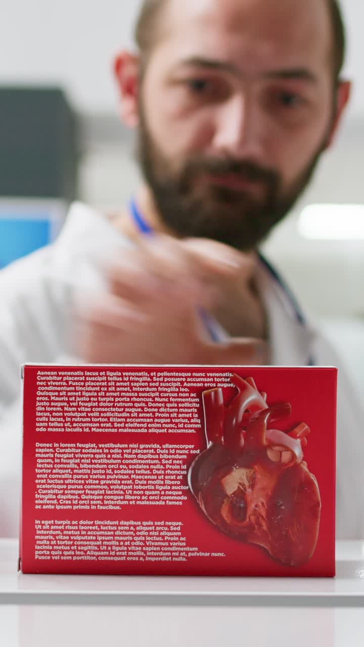 POV-vertikalvideo af butiksassistent, der organiserer medicin på apotekets hylder