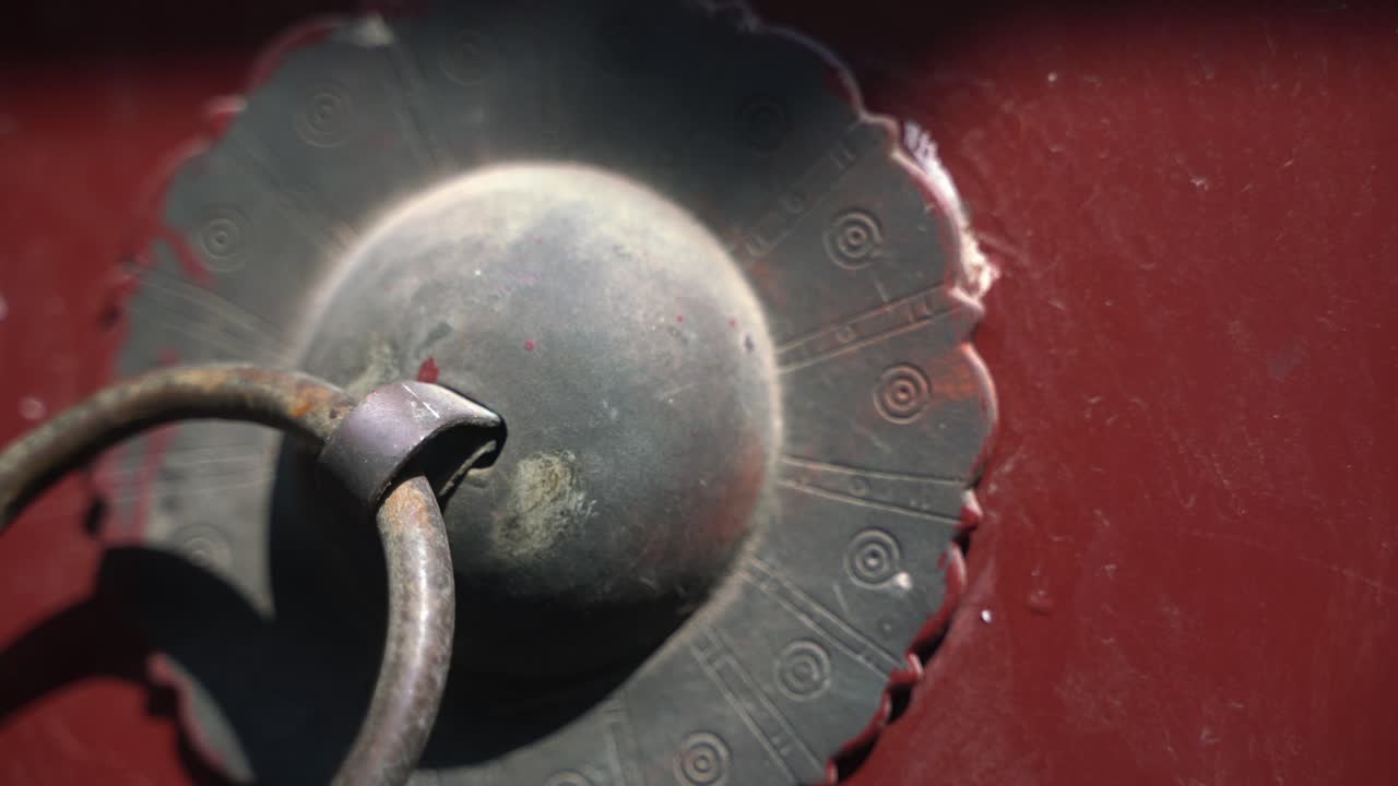 cadenas y casilleros en el antiguo templo chino puerta roja