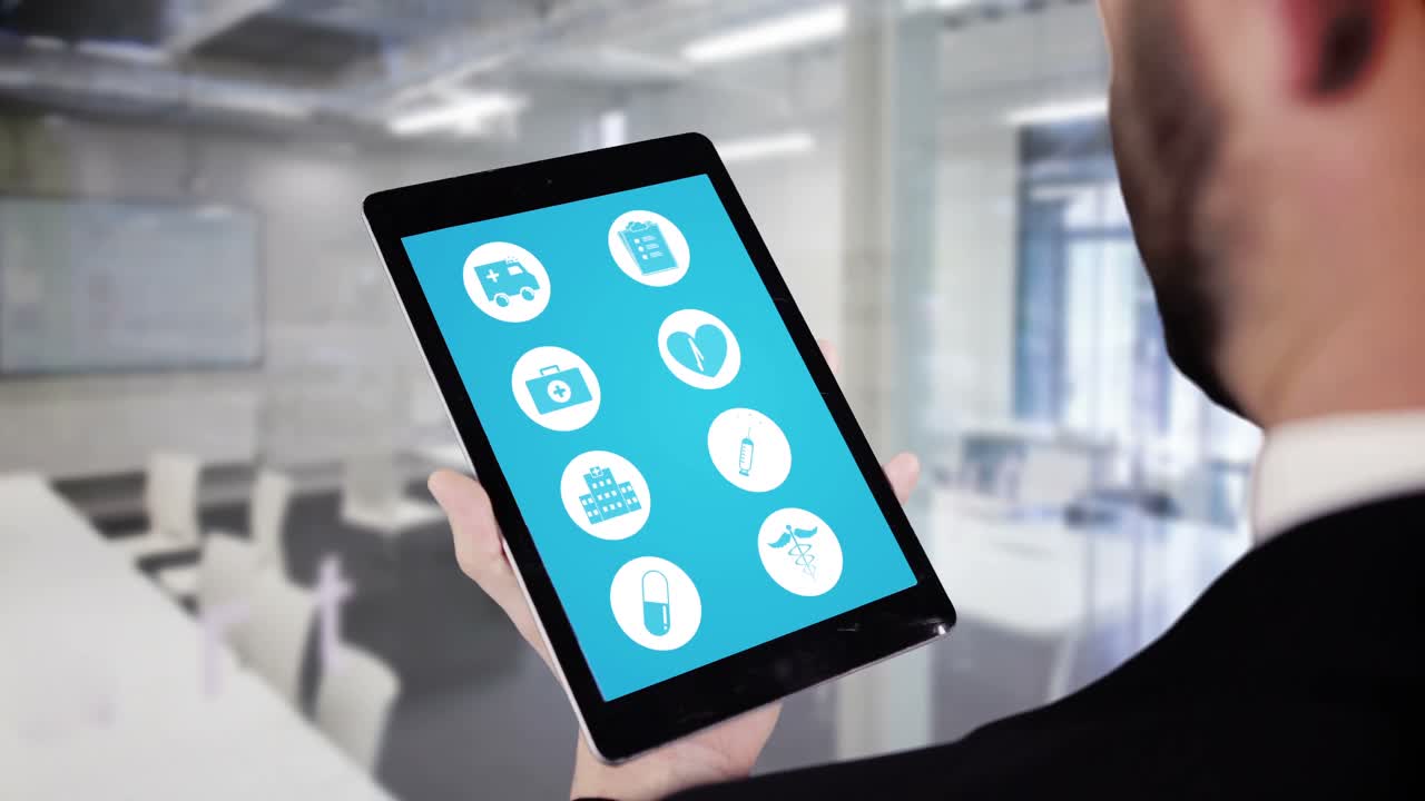 hombre usando una tableta digital