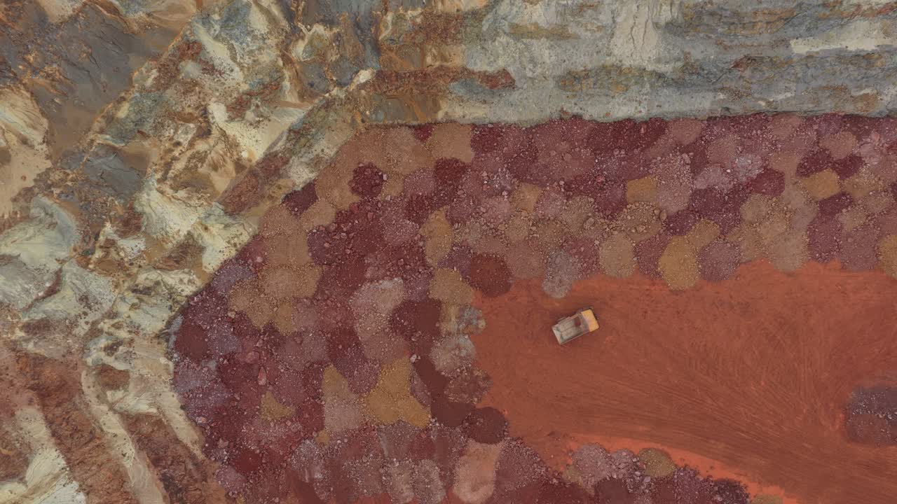 Veduta aerea dall'alto di un autocarro ribaltabile in una miniera di bauxite a cielo aperto