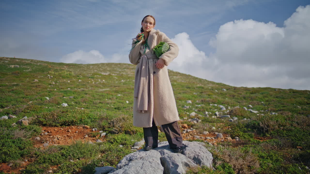 chica de la granja posando al aire libre con col fresca. mujer casual con cabeza de repollo