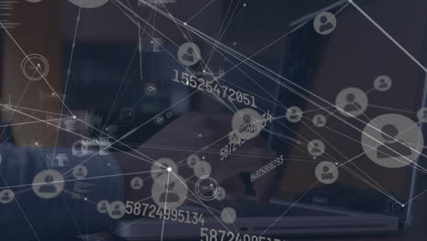 animación de la red de conexiones y procesamiento de datos sobre la persona que utiliza la computadora portátil