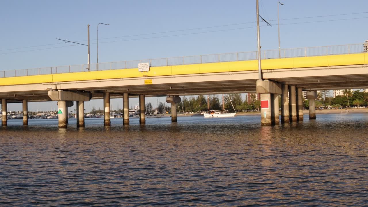 평온 한 강 을 가로질러 있는 다리 의 경치 가 아름답다