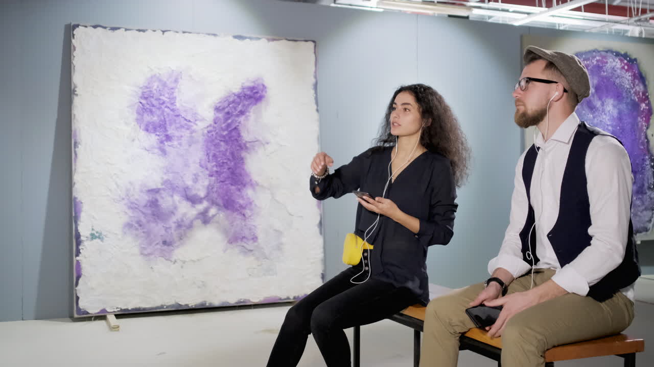 пара смотрит абстрактное искусство