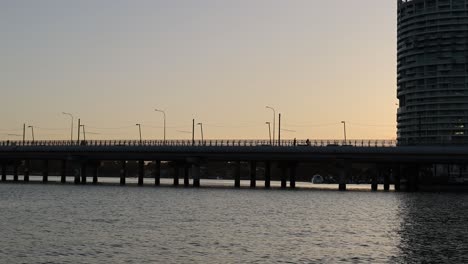 time-lapse de la puesta de sol detrás de un puente de la ciudad