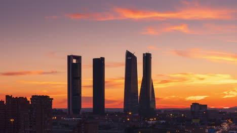 Zeitraffer-Des-Sonnenuntergangs-Mit-Den-4-Türmen-Von-Madrid-Als-Hauptthema