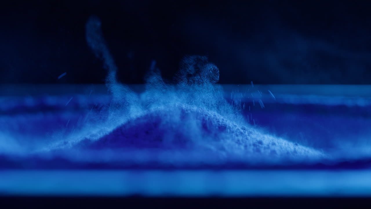 Polvere blu astratta che vibra e forma motivi dinamici