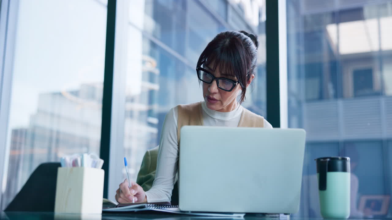 현대 사무실 에서 노트북 을 사용 하는 여자