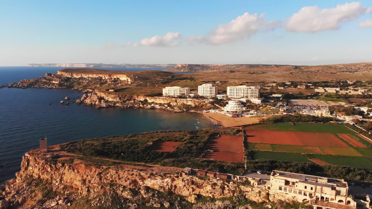 겨울에 일몰 전에 골든 베이와 주변 환경을 보여주는 몰타의 공중 드론 비디오