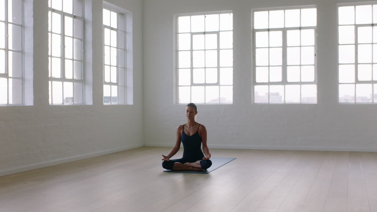 mulher de ioga saudável preparando tapete de exercícios pronto para a prática de meditação matinal no estúdio de fitness