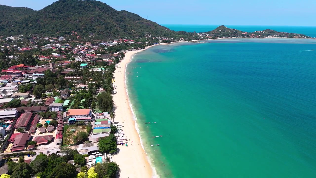 Volar hacia atrás sobre la playa de Lamai en un día soleado