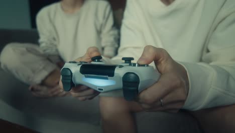 amigos jugando videojuegos