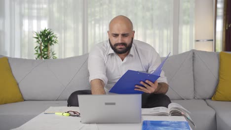 Hombre-Trabajador-De-Oficina-En-Casa-Tomando-Notas,-Anotando-Información.