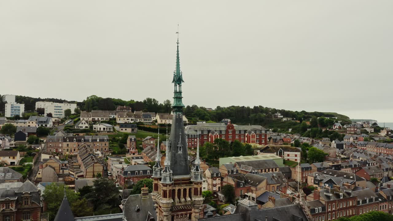 탑 을 가진 유럽 도시 의 공중 풍경