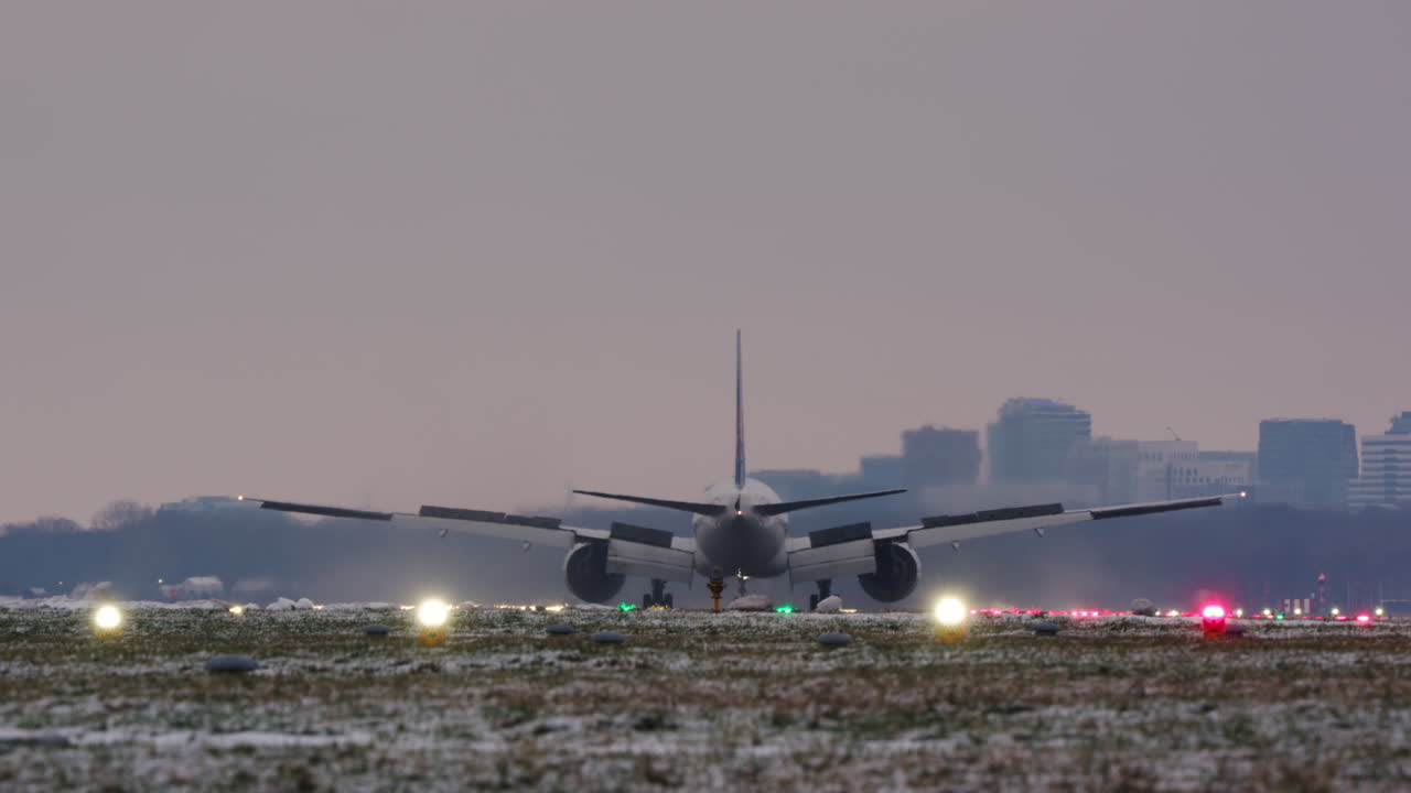 Grande aereo passeggeri in rullaggio sulla pista dell'aeroporto al crepuscolo
