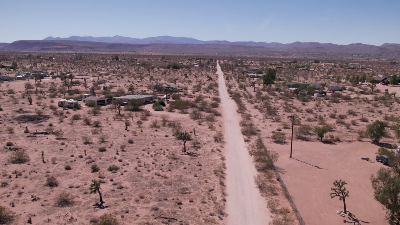 joshua tree california camino de tierra con casas en el desierto-3