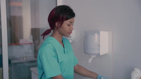 joven doctora se prepara para entrar en su turno