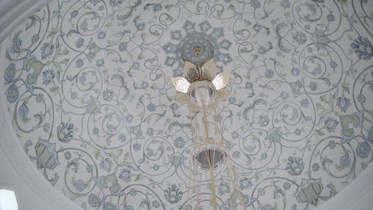 diseño intrincado del techo en una mezquita