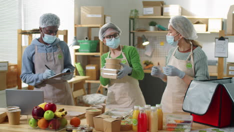 equipo multiétnico trabajando en el servicio de entrega de alimentos ecológicos durante la pandemia