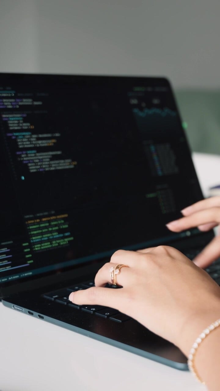 Desenvolvedor de Software Digitanto Código no Notebook.
