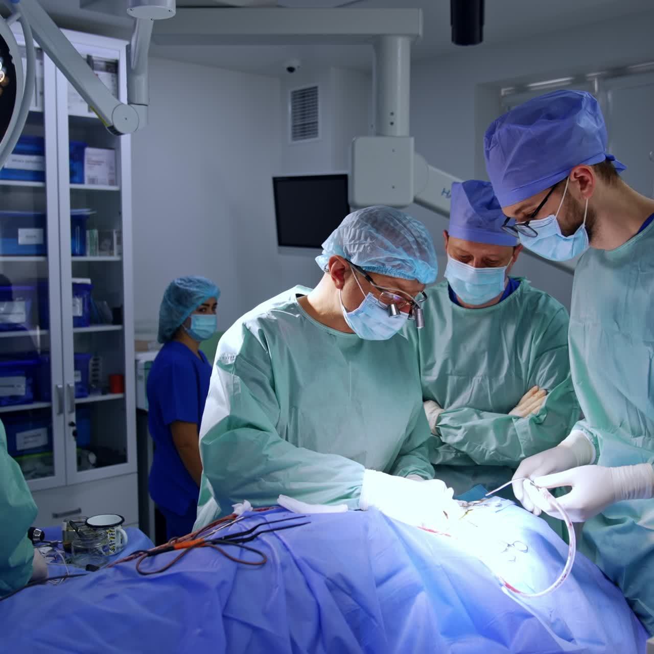Team di neurochirurghi che esegue microchirurgia. L'assistente prepara e passa gli strumenti ai chirurghi