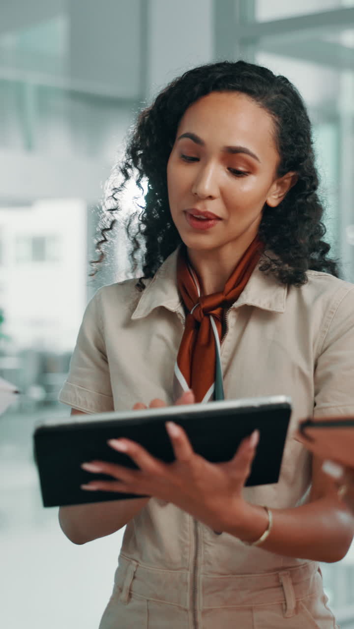 Professionista che parla e sorride mentre usa un tablet digitale in ufficio