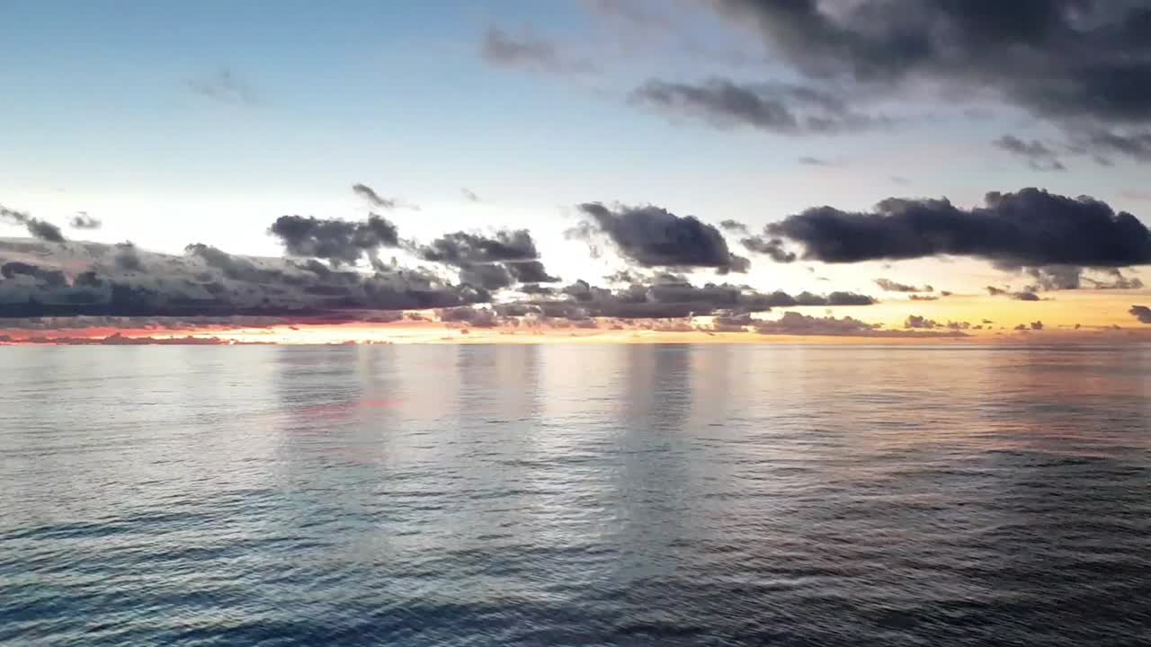 Una vista mozzafiato del tramonto alle Maldive da una barca da crociera