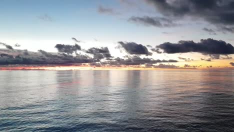 una vista impresionante de la puesta de sol en maldivas desde un vida a bordo