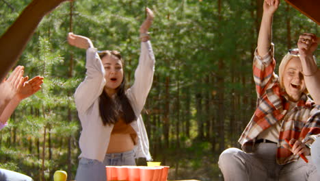 amigos divirtiéndose jugando al beer pong al aire libre