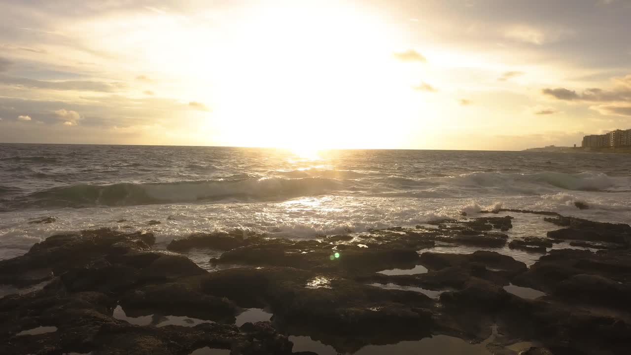 지중해 너머 수평선에 일출의 낮은 각도 보기