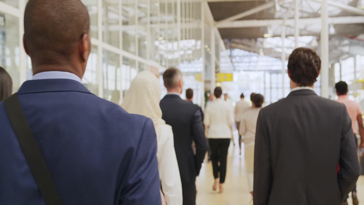 비즈니스 대회 에 도착 한 대표 들