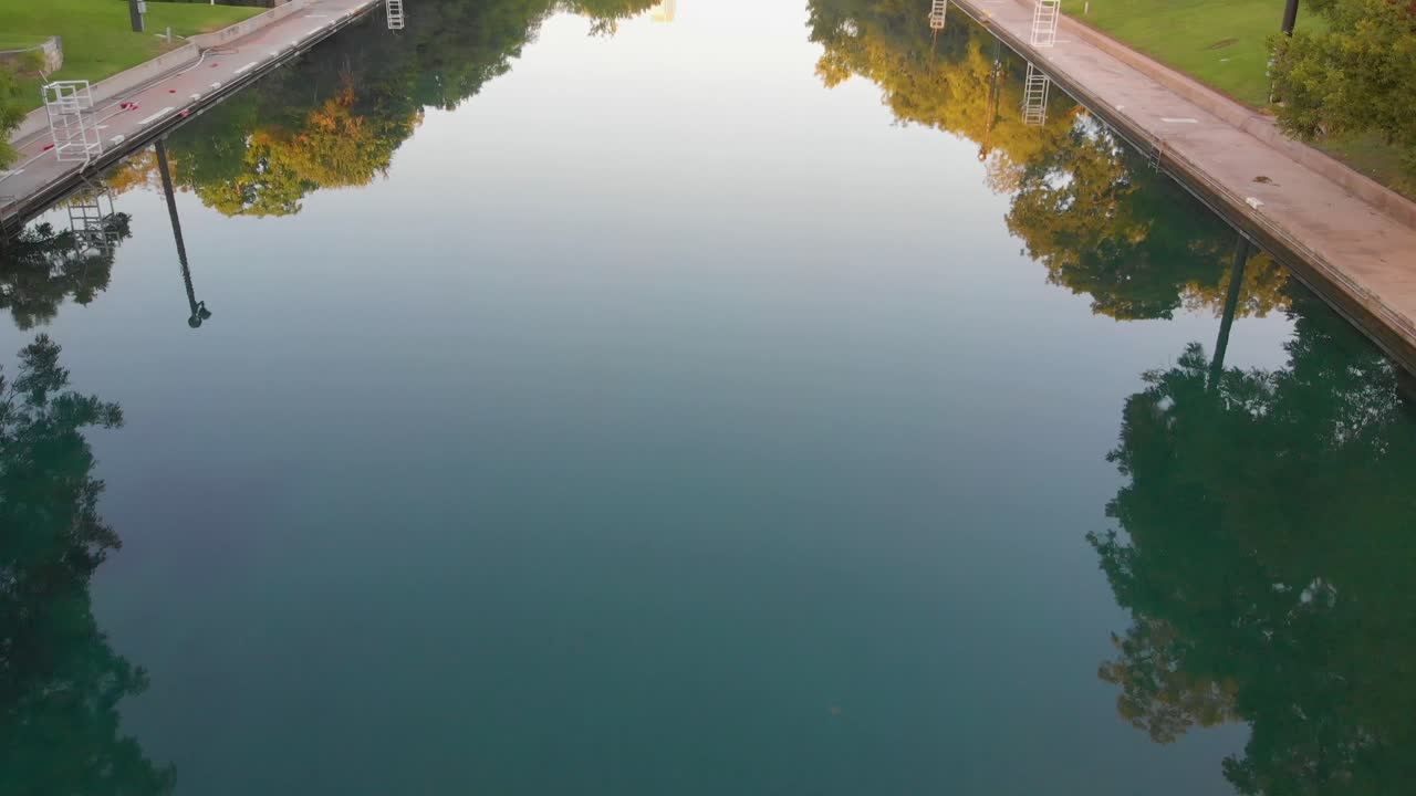 barton springs 풀의 맑은 바닷물의 하향식 샷
