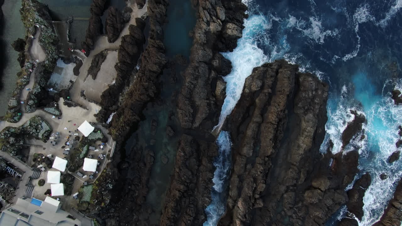 toma aérea de las hermosas piscinas naturales que se encuentran en la ciudad de porto moniz, en madeira