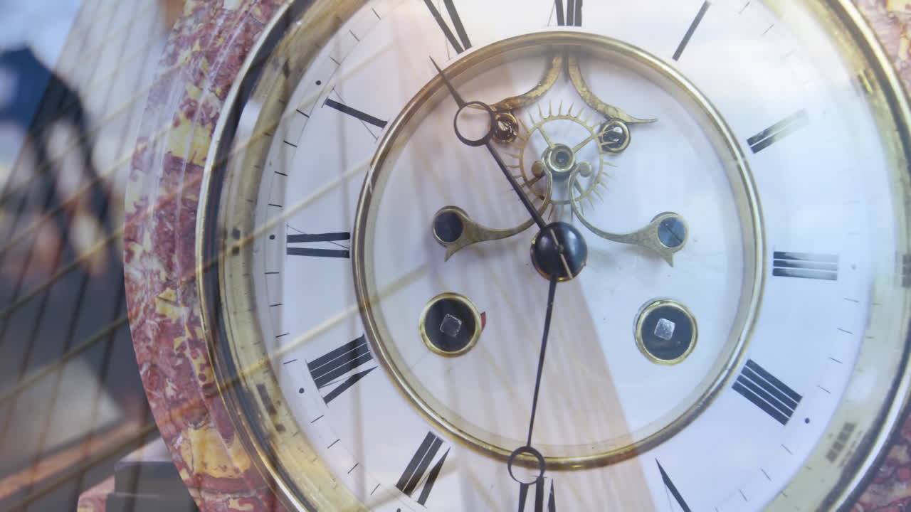 Quadrante di Orologio con Numeri Romani su Animazione di Fasci di Luce e Riflessi