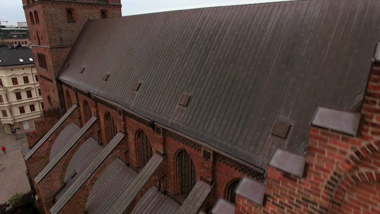 fotografía aérea volando sobre el edificio de la iglesia en el centro de la ciudad de malmö. vista del horizonte del paisaje urbano