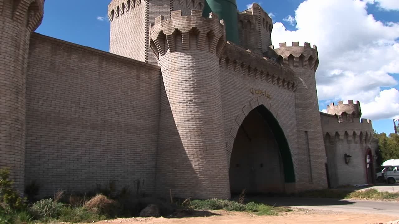 panup de la puerta principal de un castillo medieval