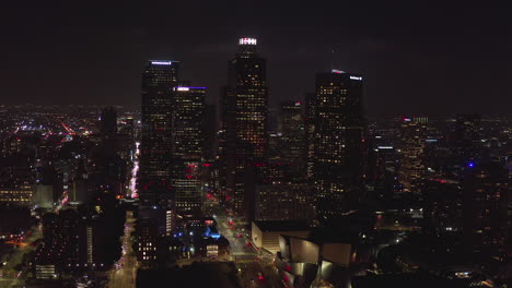 Antenne:-Fliegen-In-Die-Wolkenkratzer-Der-Innenstadt,-Die-Skyline-Von-Los-Angeles,-Kalifornien-Bei-Nacht-Mit-Den-Lichtern-Der-Stadt,