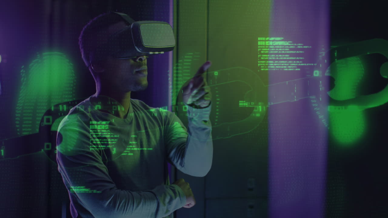 Animation af databehandling over en afroamerikansk mandlig medarbejder med VR-headset i et serverrum