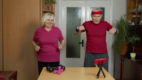 pareja madura hombre y mujer entrenador de fitness entrenador graba video curso de ejercicios de entrenamiento en línea