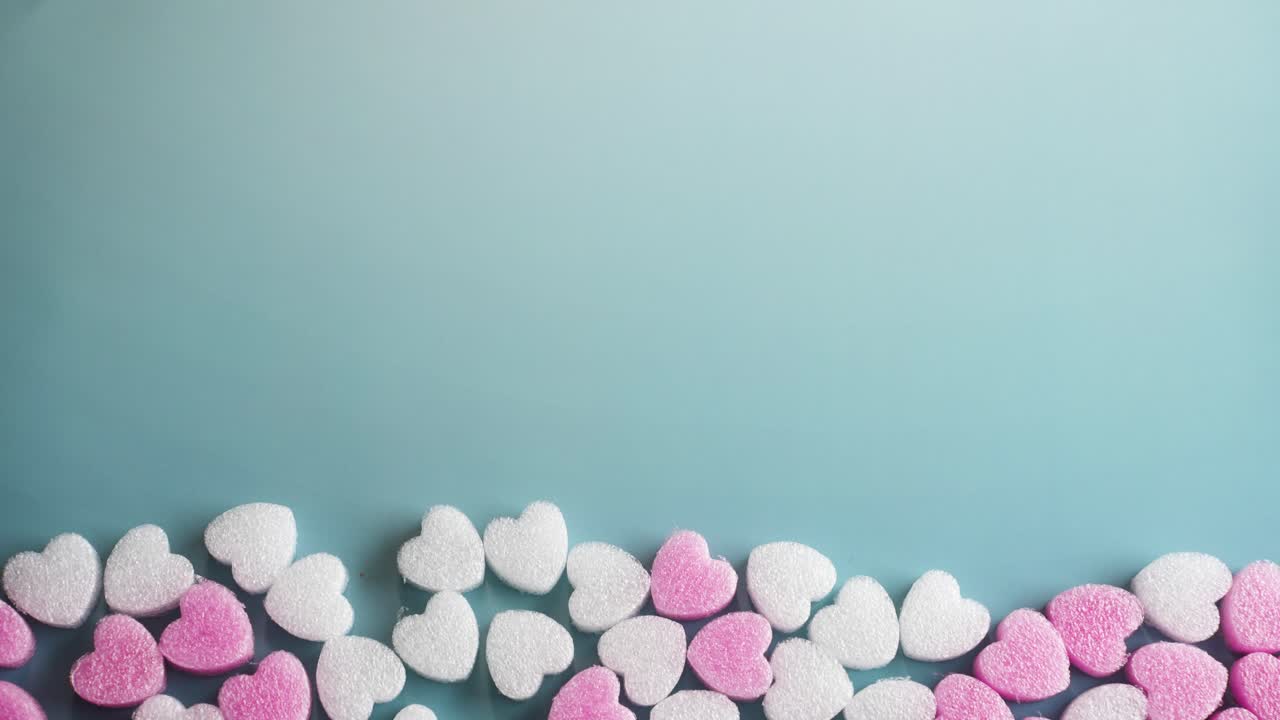 Uno sfondo in time-lapse che mostra cuori con un lucchetto e una chiave. La chiave apre e richiude il lucchetto. Adatto per sfondi visivi a tema San Valentino e amore.