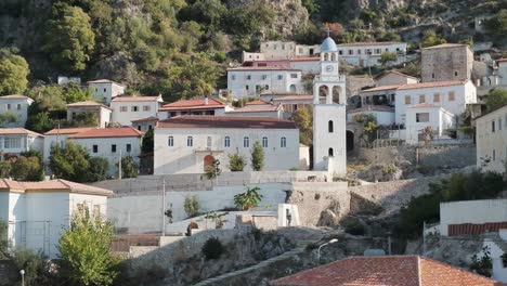 pueblo de dhermi a lo largo de la riviera albanesa