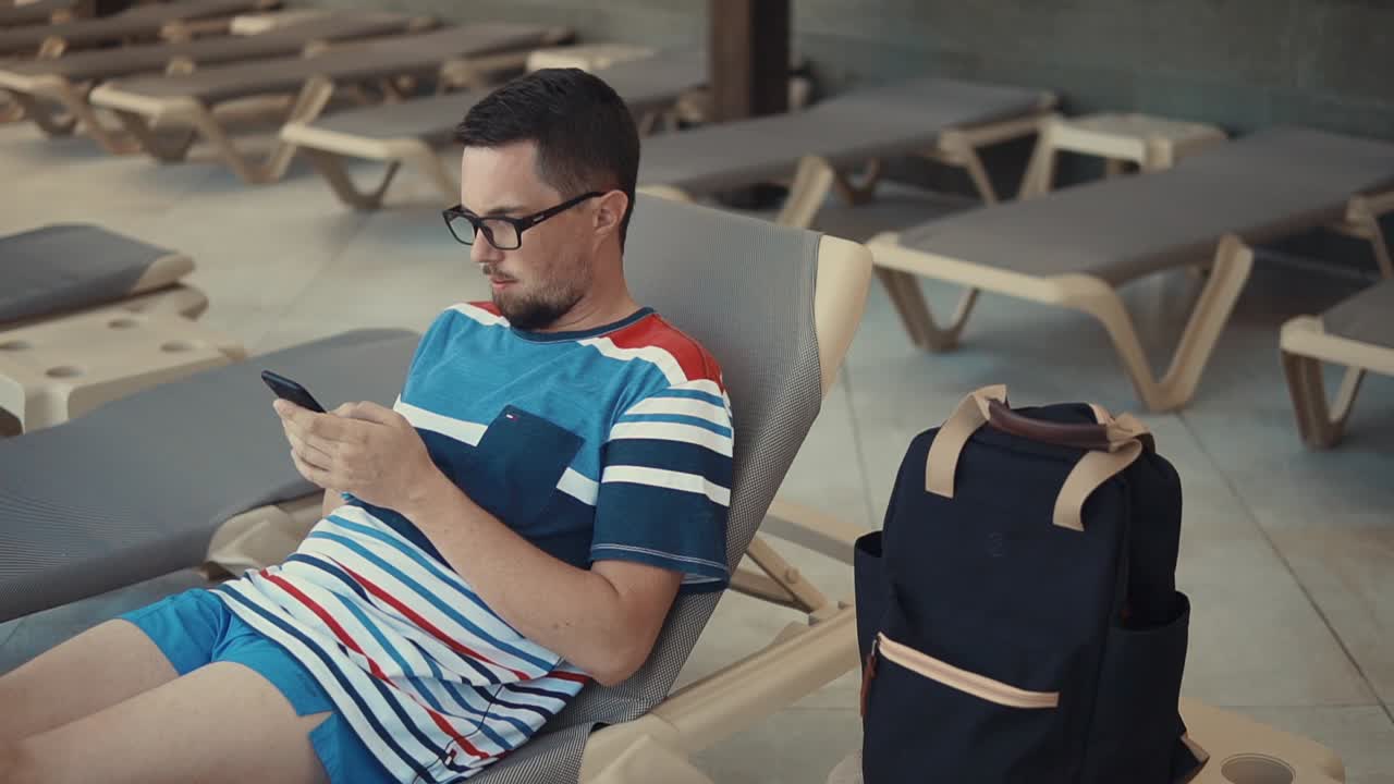 hombre relajándose en la piscina con el teléfono